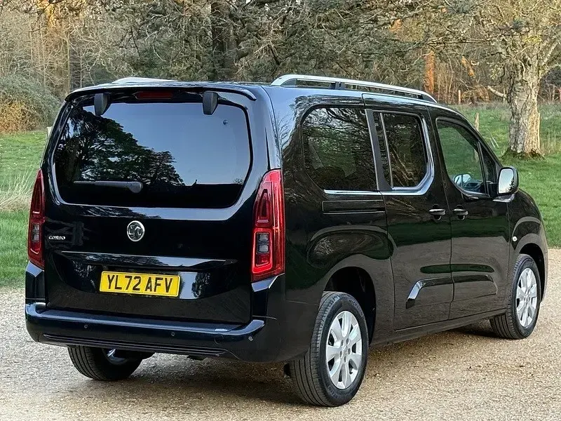 Second-hand Vauxhall Combo 130 CP (95 kW) 2023 Negru Monovolum