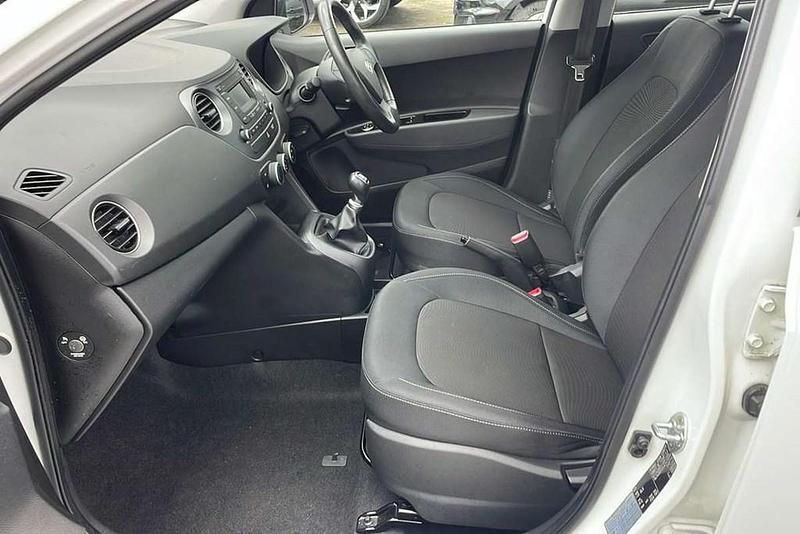 Used Hyundai i10 SE 87 HP (63 kW) 2018 White Hatchback