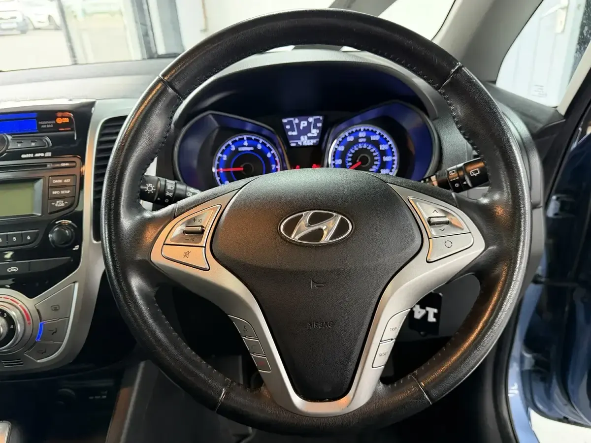 Used Hyundai ix20 Style 125 HP (91 kW) 2015 Blue Hatchback