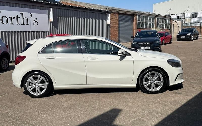 Used Mercedes A180 Executive 109 HP (80 kW) 2017 White Hatchback
