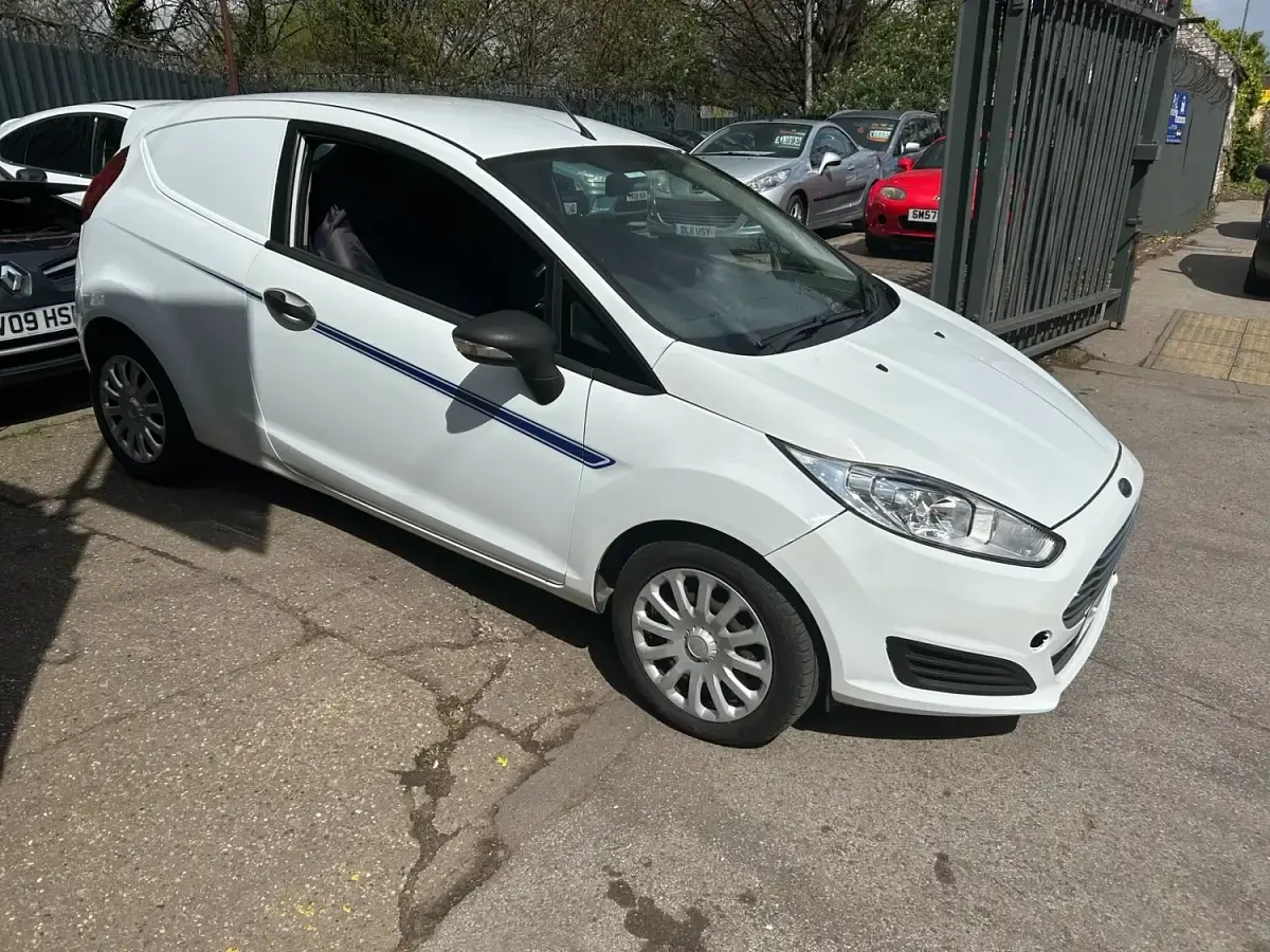 Used Ford Fiesta 75 HP (55 kW) 2015 White Hatchback