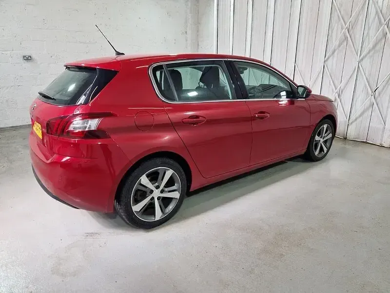 Gebraucht Peugeot 308 Allure 130 PS (95 kW) 2015 Rot Kleinwagen