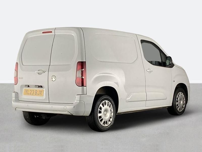 Second-hand Vauxhall Combo 100 CP (73 kW) 2023 Alb Monovolum