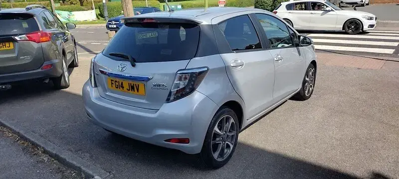 Used Toyota Yaris Trend 99 HP (72 kW) 2014 Silver Hatchback