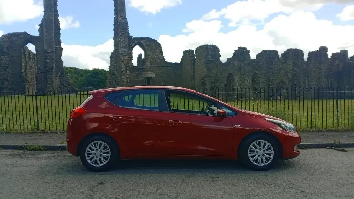 Used Kia Ceed 98 HP (72 kW) 2013 Red Hatchback