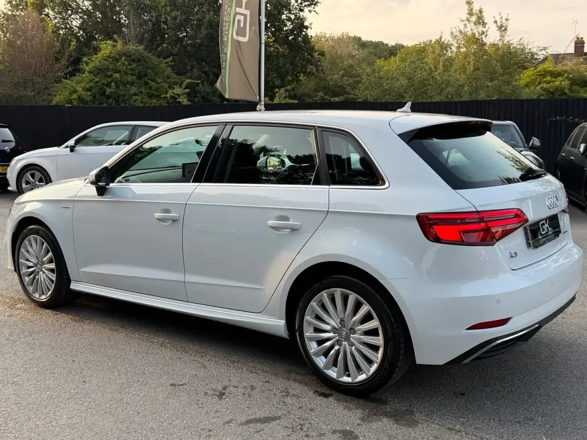 Used Audi A3 Sportback e-tron Performance 150 HP (110 kW) 2017 White Hatchback