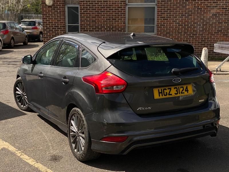 Used Ford Focus ST-Line 125 HP (91 kW) 2017 Grey Hatchback