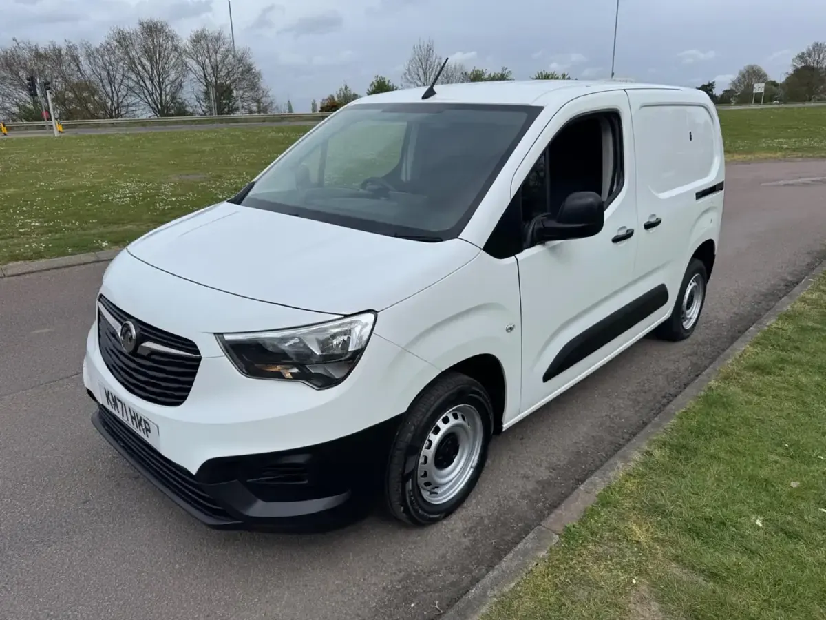 Usado Vauxhall Combo 100 HP (73 kW) 2022 Branco Monovolume