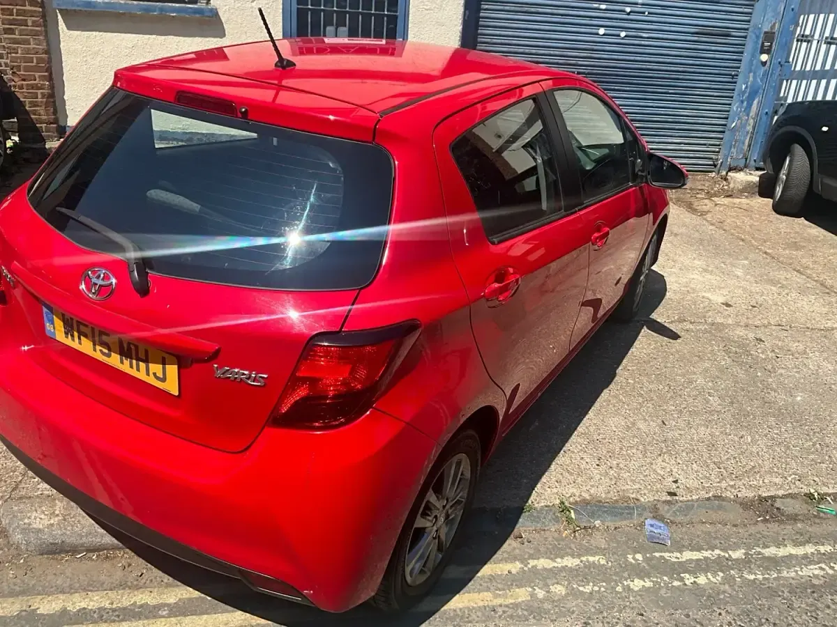 Used Toyota Yaris 99 HP (72 kW) 2015 Red Hatchback