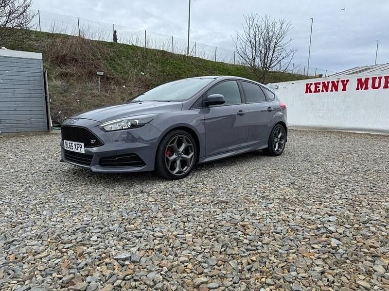Usado Ford Focus ST 250 HP (183 kW) 2016 Cinzento Citadino