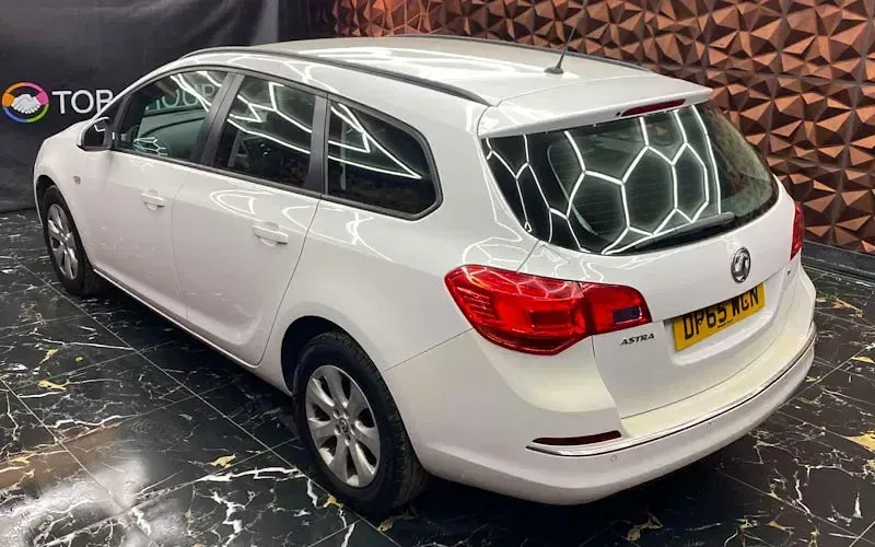 Used Vauxhall Astra Design Edition 116 HP (85 kW) 2015 White Estate