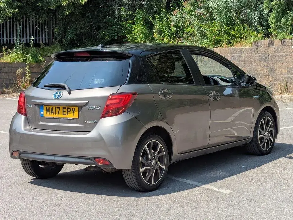 Used Toyota Yaris Design 100 HP (73 kW) 2017 Bronze Hatchback
