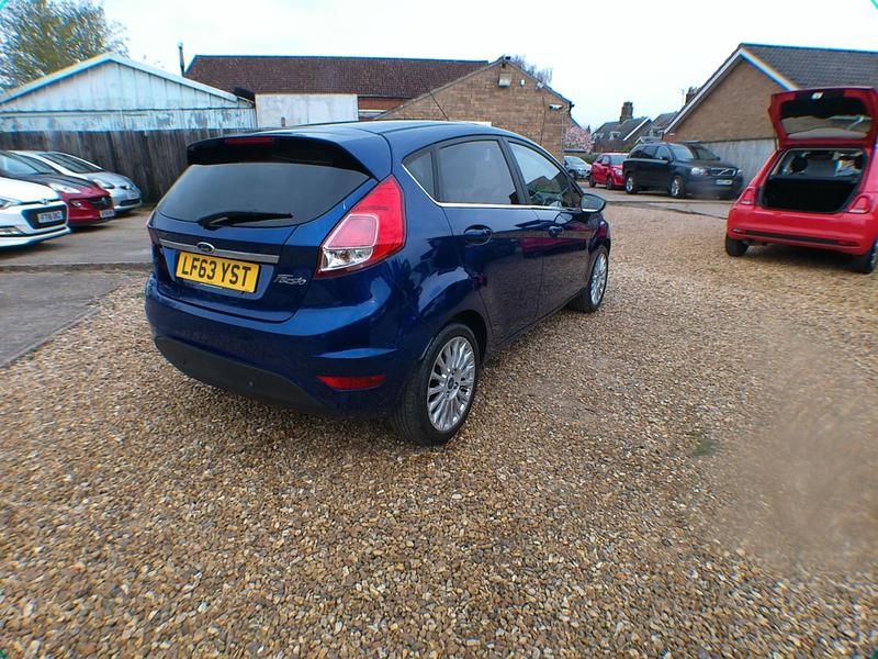 Used Ford Fiesta Titanium 105 HP (77 kW) 2013 Blue Hatchback
