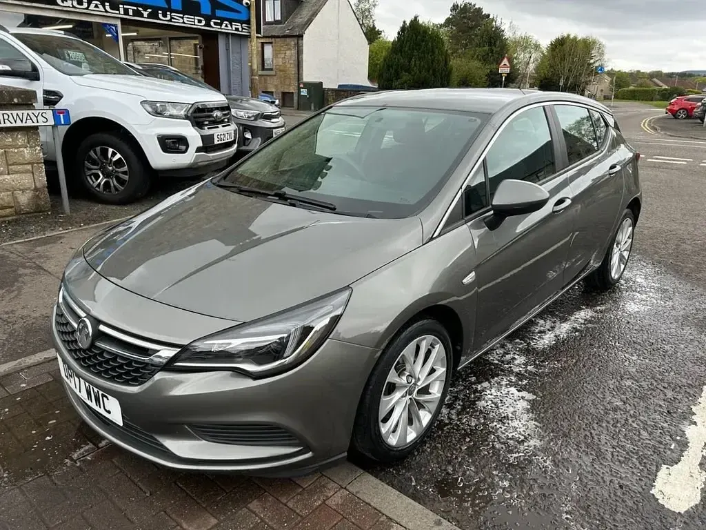 Usado Vauxhall Astra Design Edition 136 CV (100 kW) 2017 Gris Utilitario