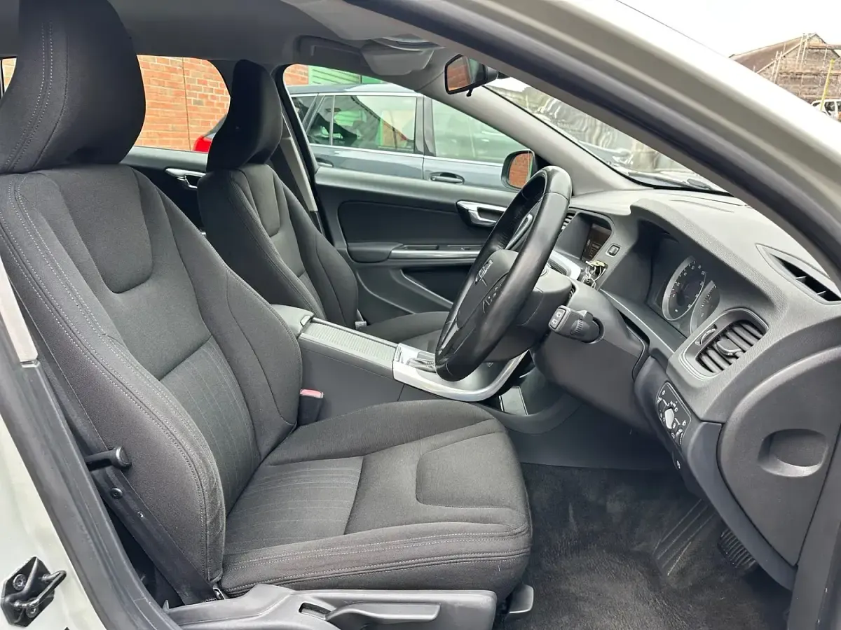 Used Volvo V60 115 HP (84 kW) 2012 White Estate