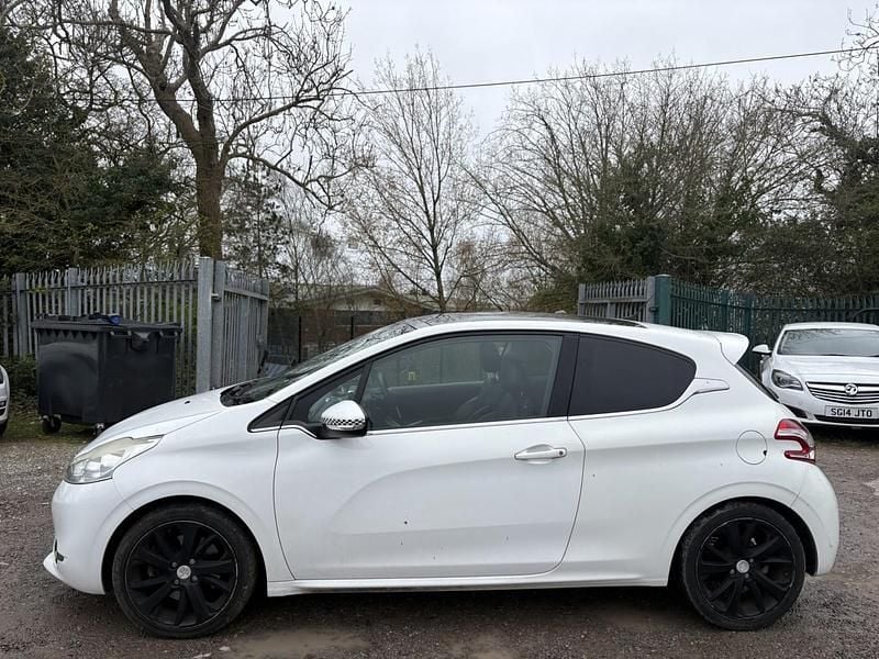 Used Peugeot 208 2013 White Hatchback