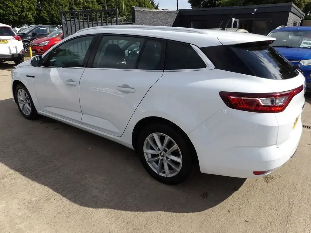 Used Renault Mégane GrandTour Play 115 HP (84 kW) 2019 White Estate