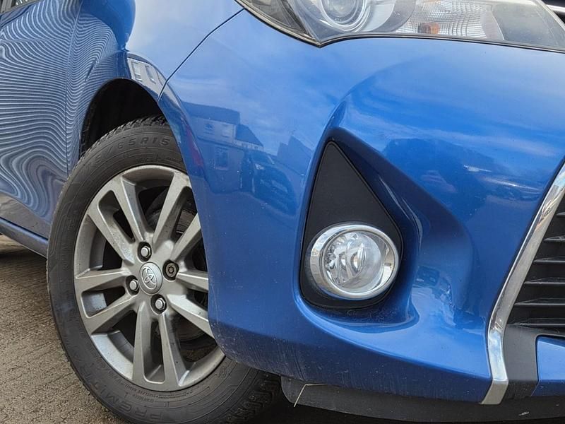 Used Toyota Yaris 99 HP (72 kW) 2015 Blue Hatchback