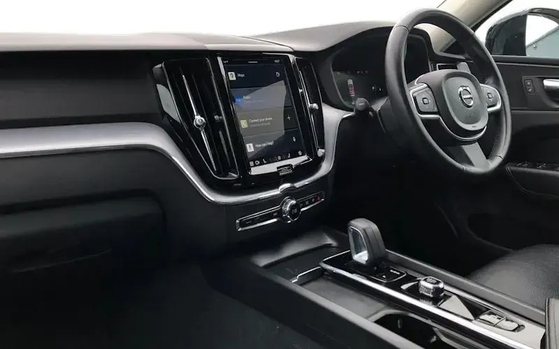 Used Volvo XC60 Momentum 250 HP (183 kW) 2021 Black SUV
