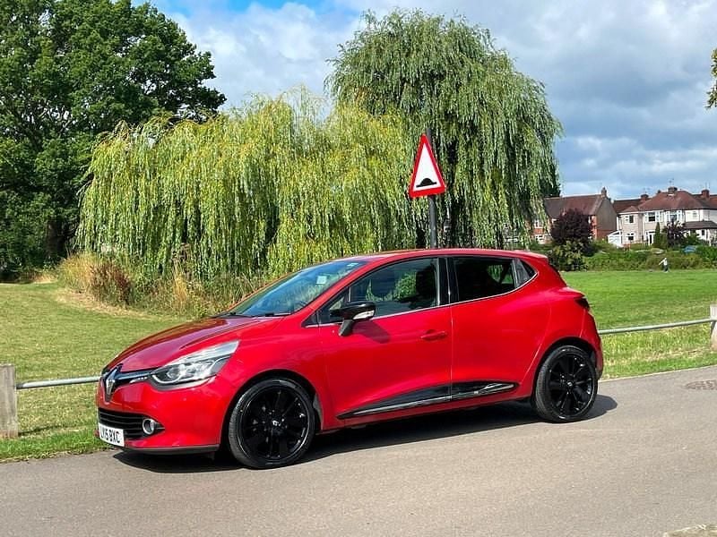 Used Renault Clio IV Dynamique 90 HP (66 kW) 2015 Red Hatchback