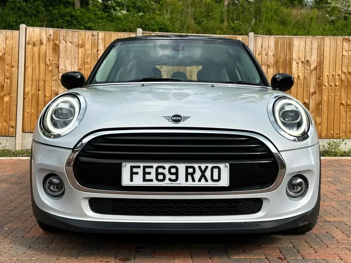 Używany Mini Cooper Classic 2019 Srebrny Hatchback