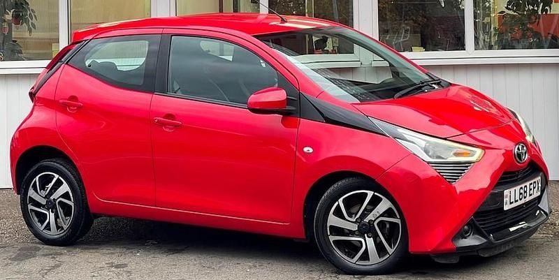 Used Toyota Aygo X-play 71 HP (52 kW) 2018 Red Hatchback