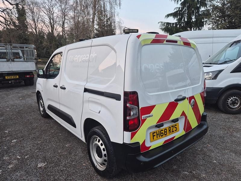 Used Vauxhall Combo Edition 100 HP (73 kW) 2019 White MPV