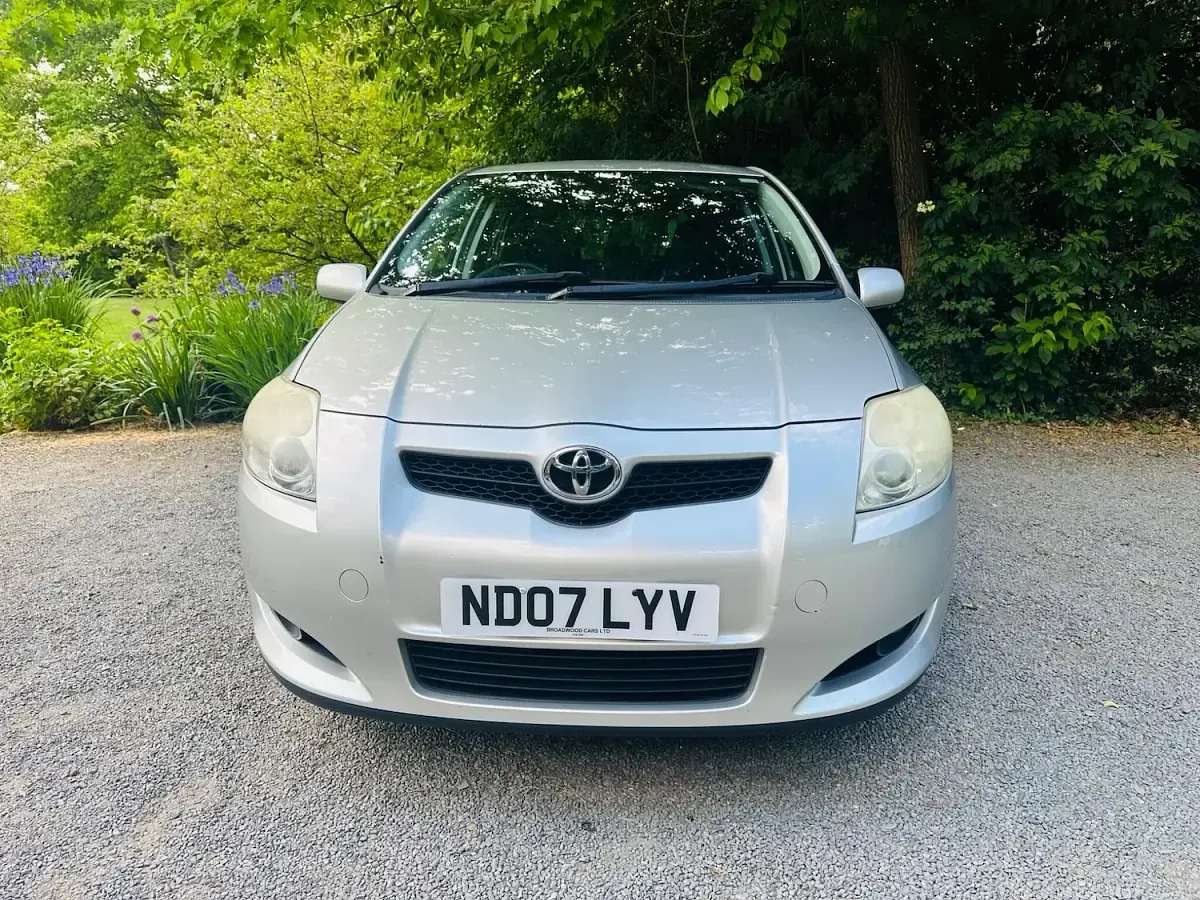 Used Toyota Auris 124 HP (91 kW) 2007 Silver Hatchback