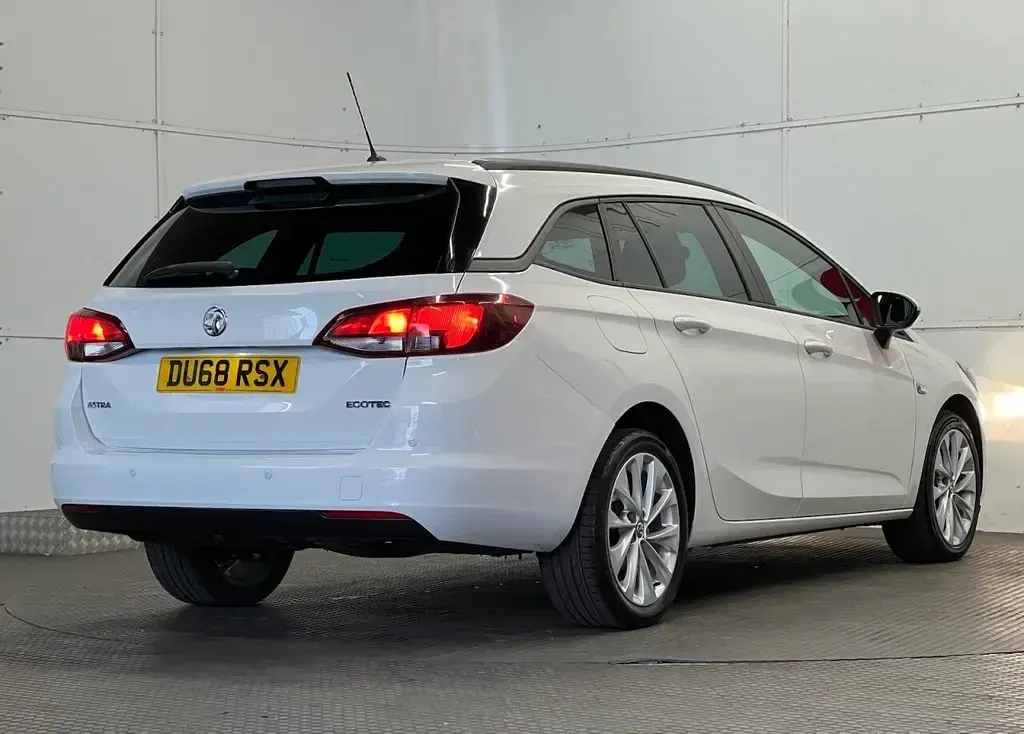 Used Vauxhall Astra Design Edition 105 HP (77 kW) 2018 White Estate