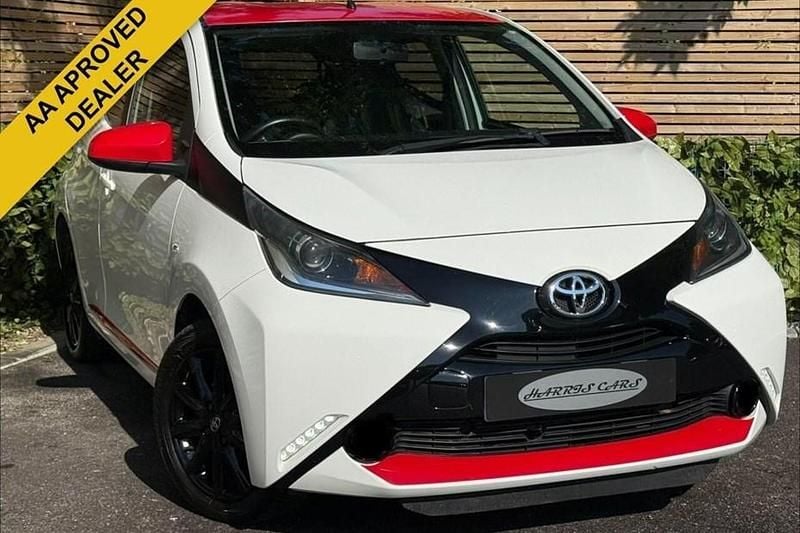 Used Toyota Aygo X-play 68 HP (50 kW) 2016 White Hatchback