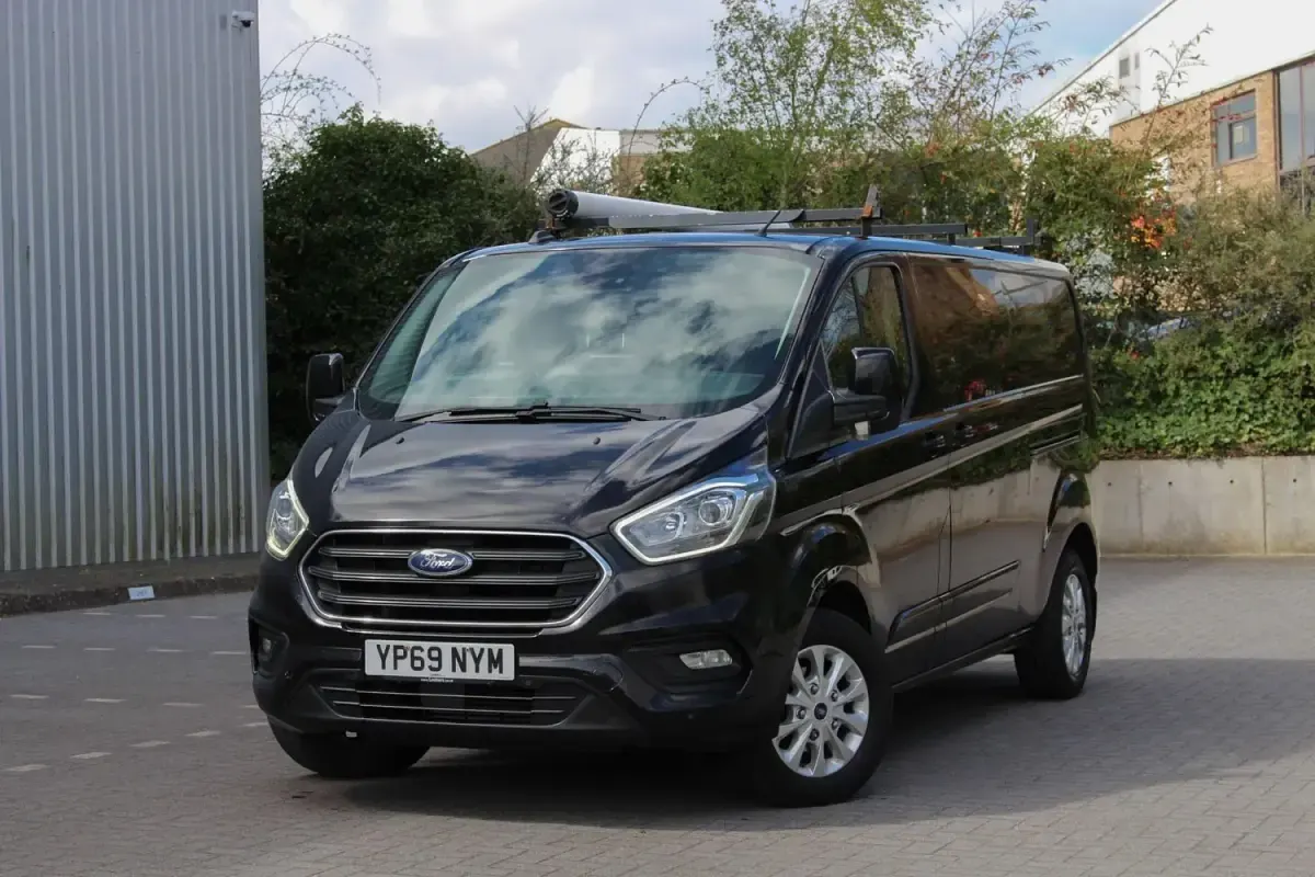 Usado Ford Transit Custom Limited 130 CV (95 kW) 2019 Negro Van