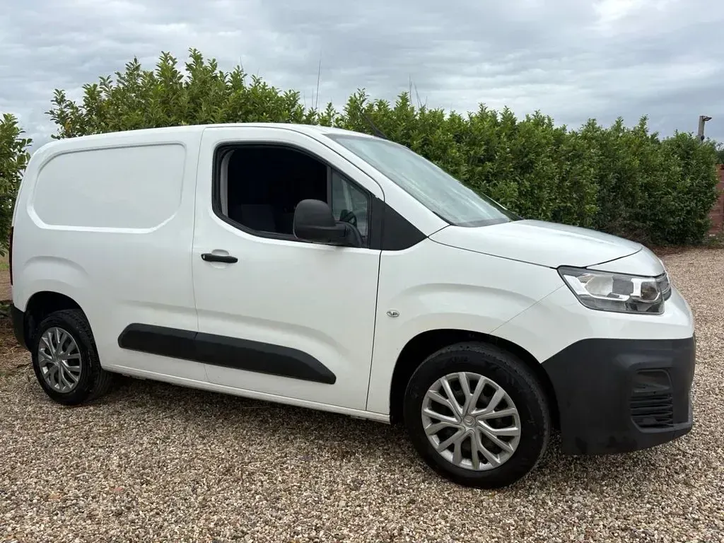 Used Citroën Berlingo 100 HP (73 kW) 2019 White MPV
