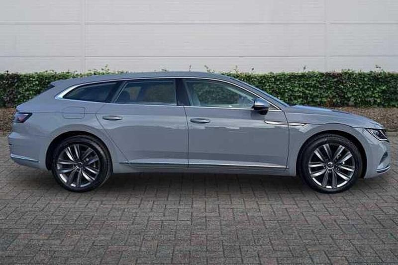 Usado VW Arteon Elegance 218 HP (160 kW) 2023 Cinzento Carrinha