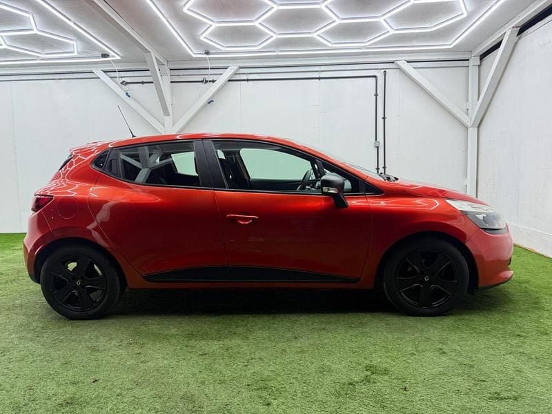 Usado Renault Clio IV Play 75 HP (55 kW) 2016 Vermelho Citadino