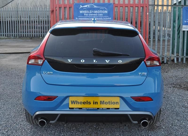 Used Volvo V40 R-Design 120 HP (88 kW) 2016 Blue Hatchback