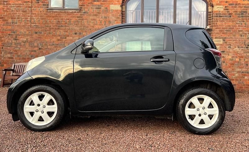 Used Toyota iQ 68 HP (50 kW) 2009 Black Hatchback