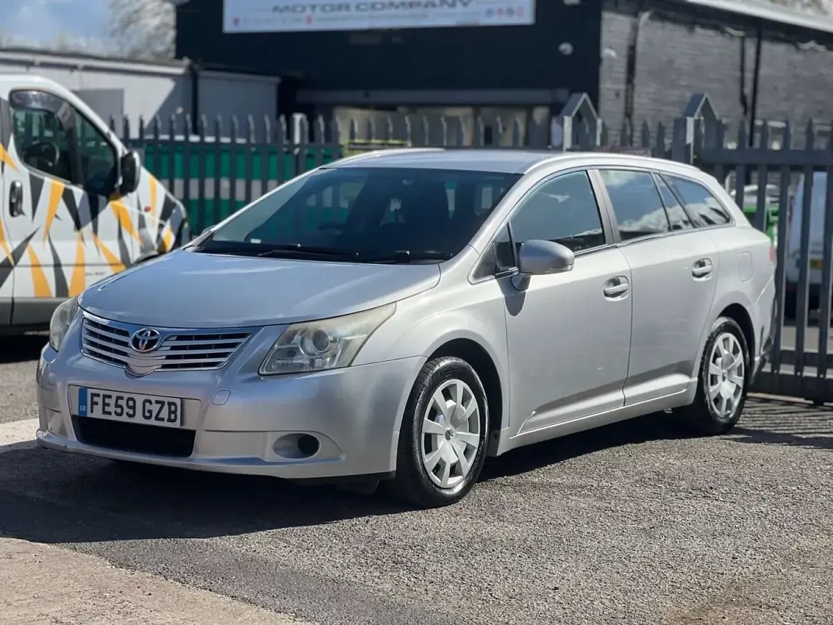 Usado Toyota Avensis T2 2009 Plateado Familiar
