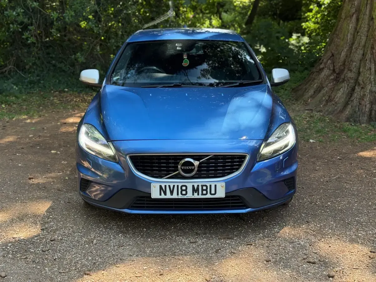 Used Volvo V40 R-Design 120 HP (88 kW) 2018 Blue Hatchback