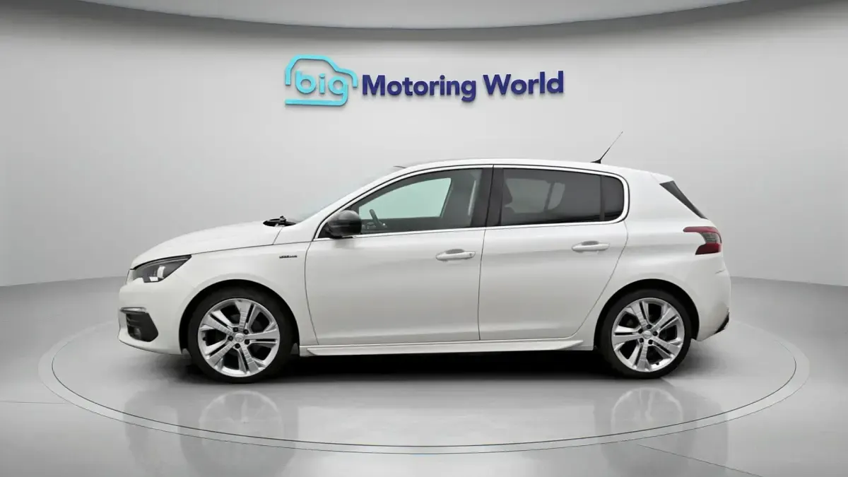 Used Peugeot 308 GT-line 131 HP (96 kW) 2019 White Hatchback