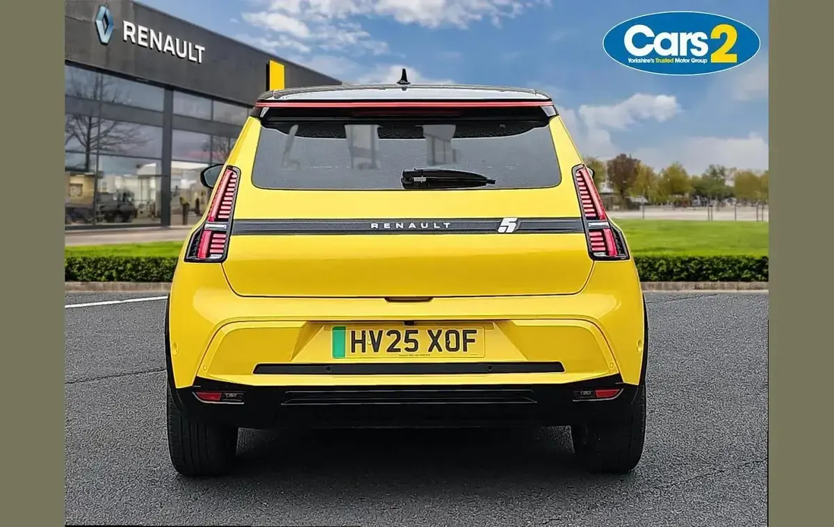 Used Renault R5 Iconic 110 kW (150 HP) 2025 Yellow  Hatchback