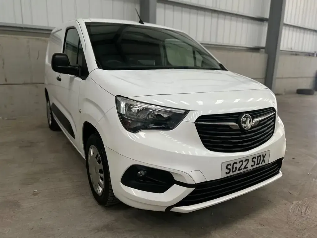 Begagnad Vauxhall Combo Sportive 100 HK (73 kW) 2022 Vit Minibuss