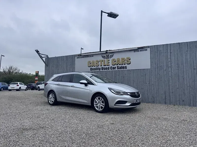 Used Vauxhall Astra Design Edition 110 HP (80 kW) 2017 Silver Estate