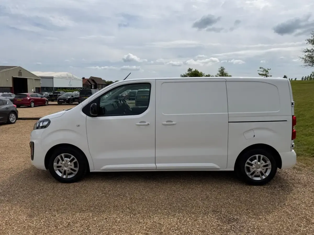 Second-hand Vauxhall Vivaro Sportive 100 CP (73 kW) 2021 Alb Monovolum