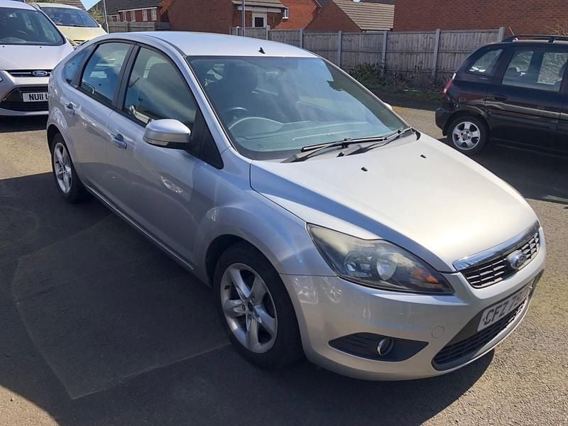 Używany Ford Focus Zetec 2010 Srebrny Hatchback