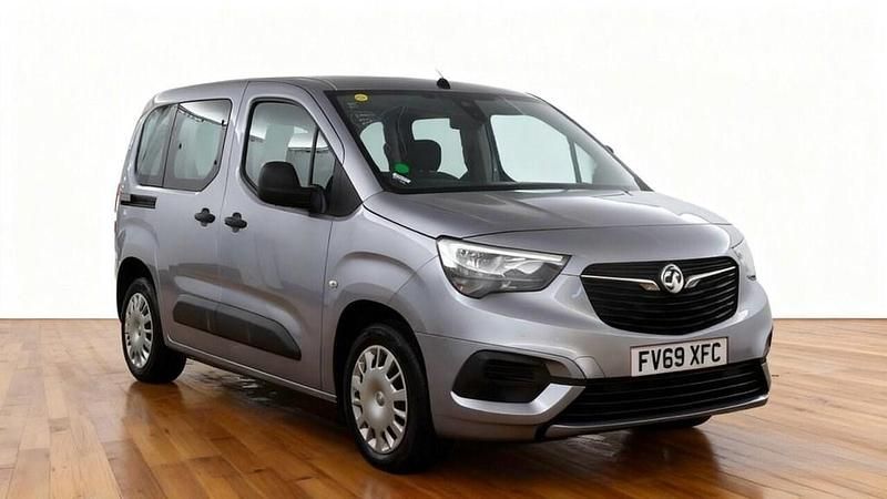 Used Vauxhall Combo Design Edition 100 HP (73 kW) 2020 Grey MPV