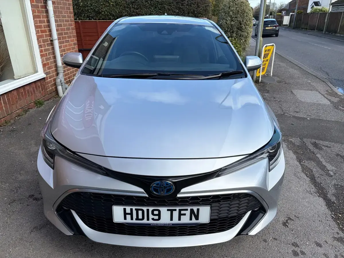 Used Toyota Corolla 122 HP (89 kW) 2019 Silver Hatchback