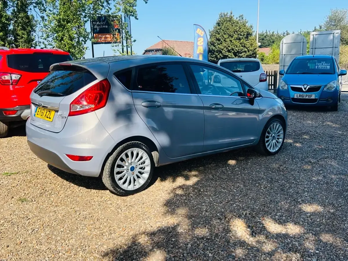 Begagnad Ford Fiesta Titanium 70 HK (51 kW) 2011 Silver Halvkombi
