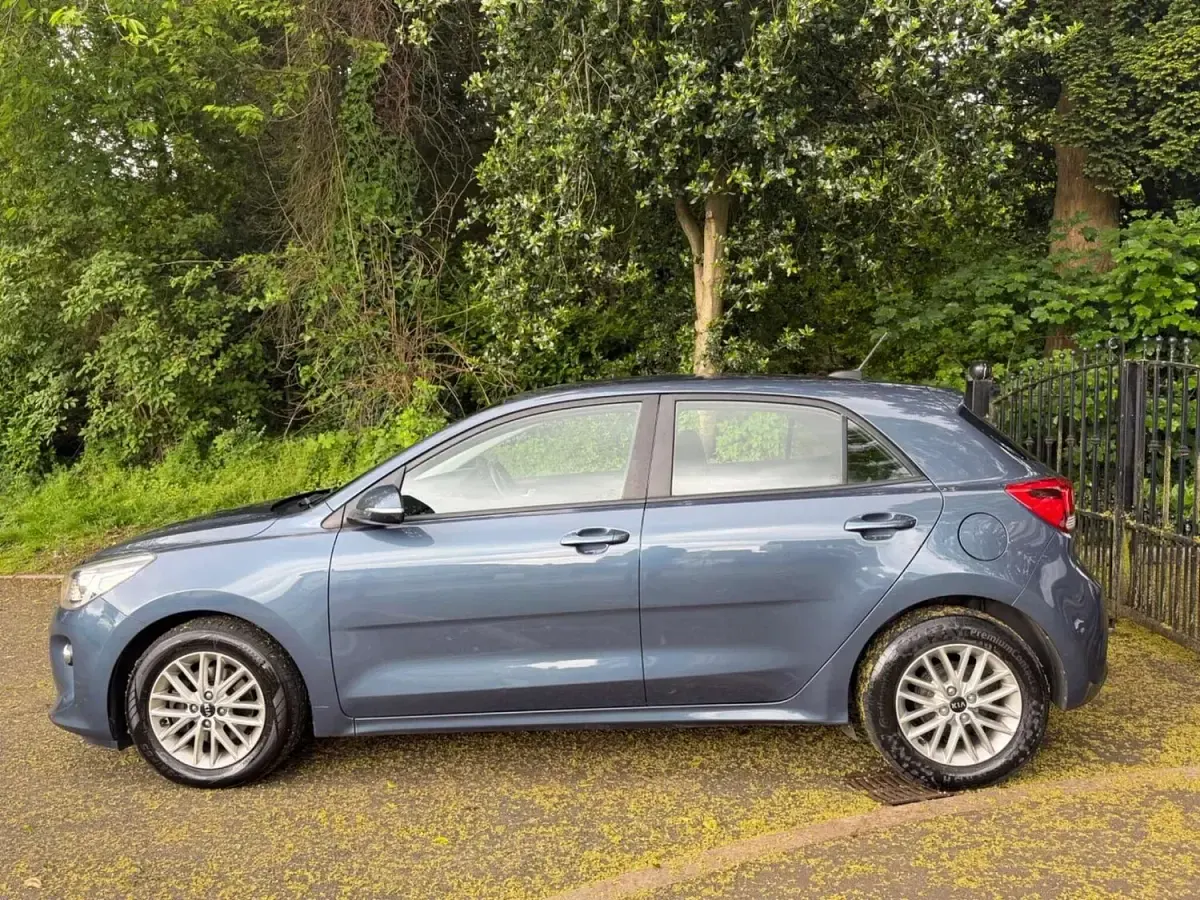 Used Kia Rio 99 HP (72 kW) 2017 Blue Hatchback