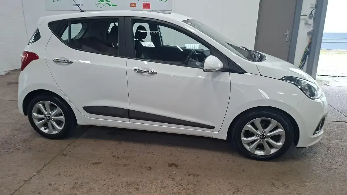 Used Hyundai i10 Premium SE 87 HP (63 kW) 2015 White Hatchback