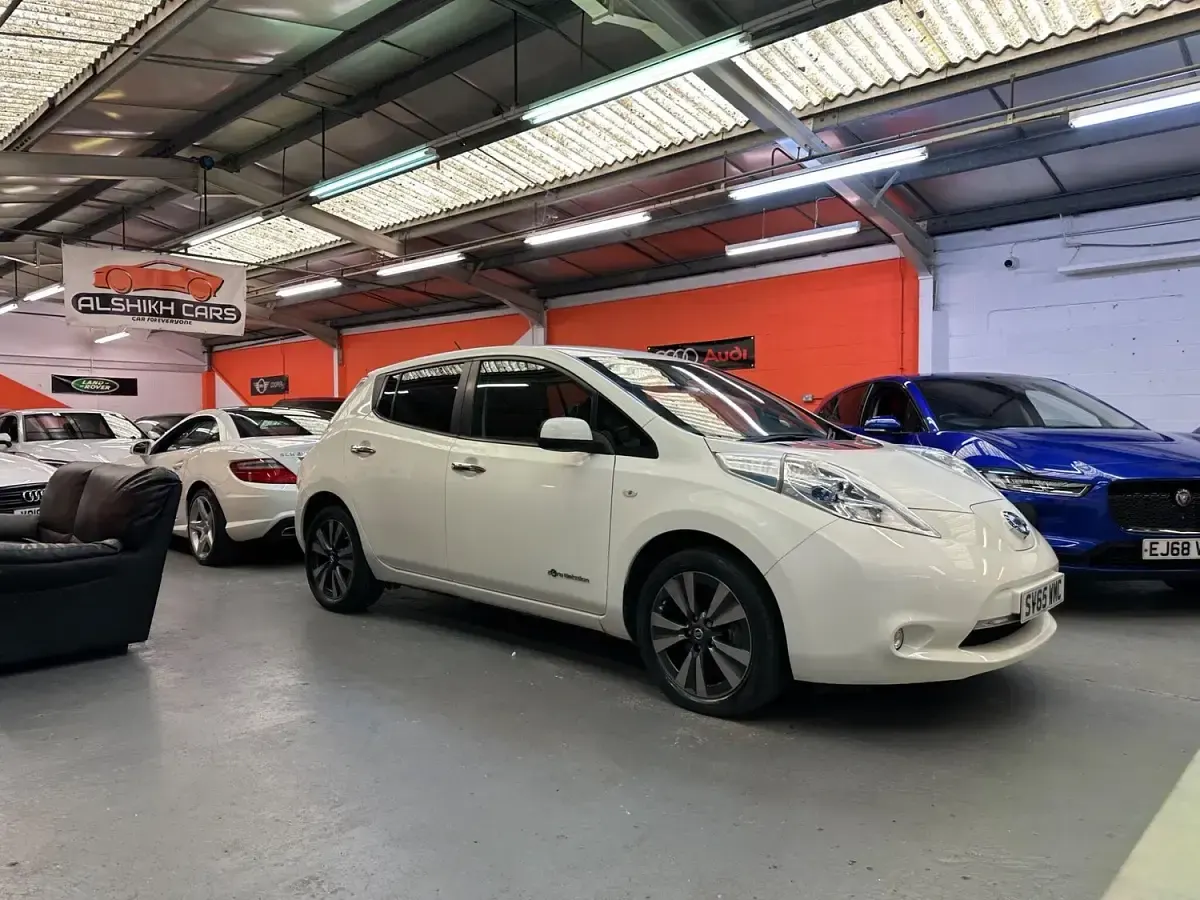 Used Nissan Leaf Tekna 80 kW (109 HP) 2015 White Hatchback